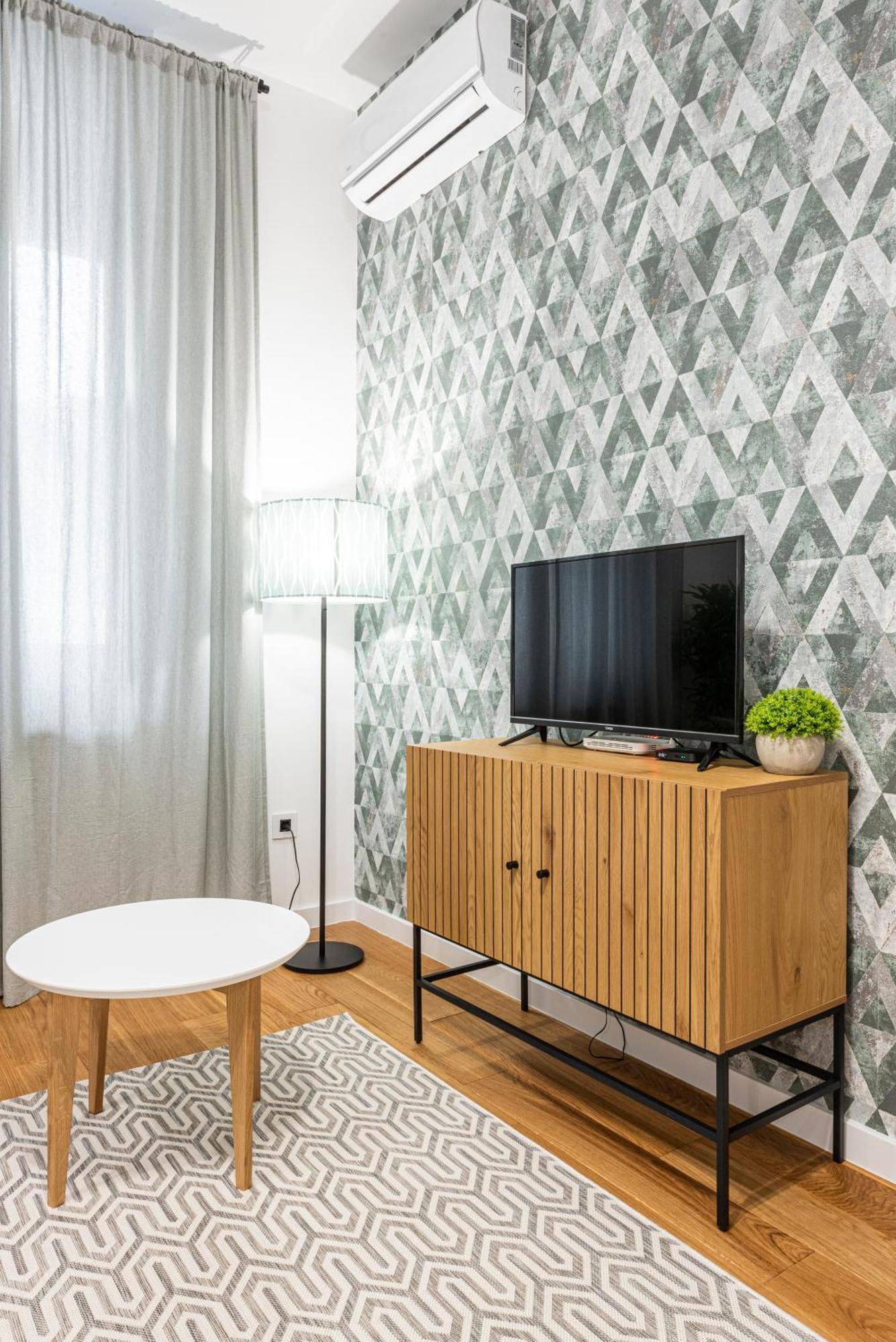 Vertigo One Bedroom Apartment - Free Private Parking-Fast Wi-Fi Novi Sad Exterior photo